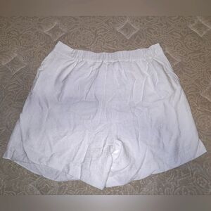 Vince Camuto ladies size 14 shorts. EUC.